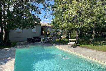 Gîte pour 8 personnes, avec terrasse ainsi que jardin et jacuzzi à La Baume-de-Transit