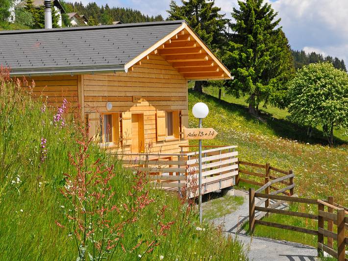 Chalet für 6 Personen, mit Terrasse und Garten sowie Ausblick in Graubünden