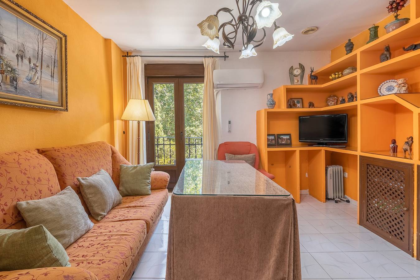 Apartamento inteiro, Apartamento 'Principe' com varanda, Wi-Fi e ar condicionado in Realejo-San Matías, Granada