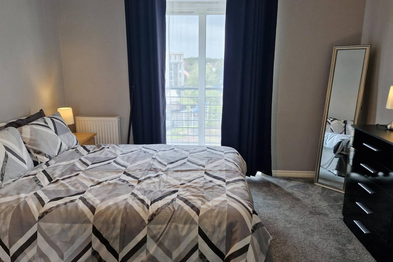Ganze Ferienwohnung, Stylish 2-Bed Apartment - Sleeps 4, Parking & Wifi in Coventry, Birmingham und Umgebung