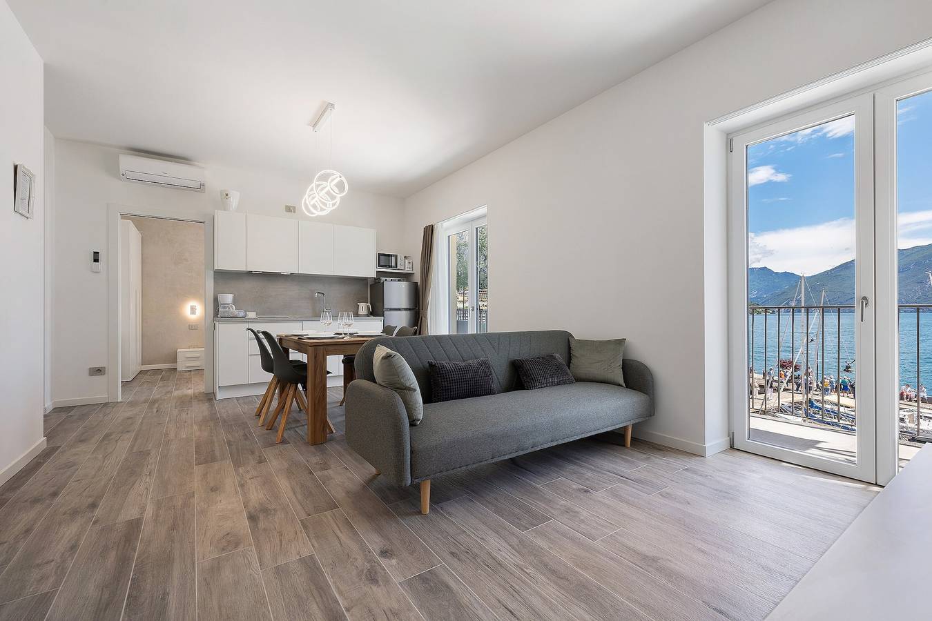 Ganze Wohnung, Ferienwohnung 'Jacky's 1' mit Seeblick, Wlan und Klimaanlage in Limone sul Garda, Gardasee-Berge