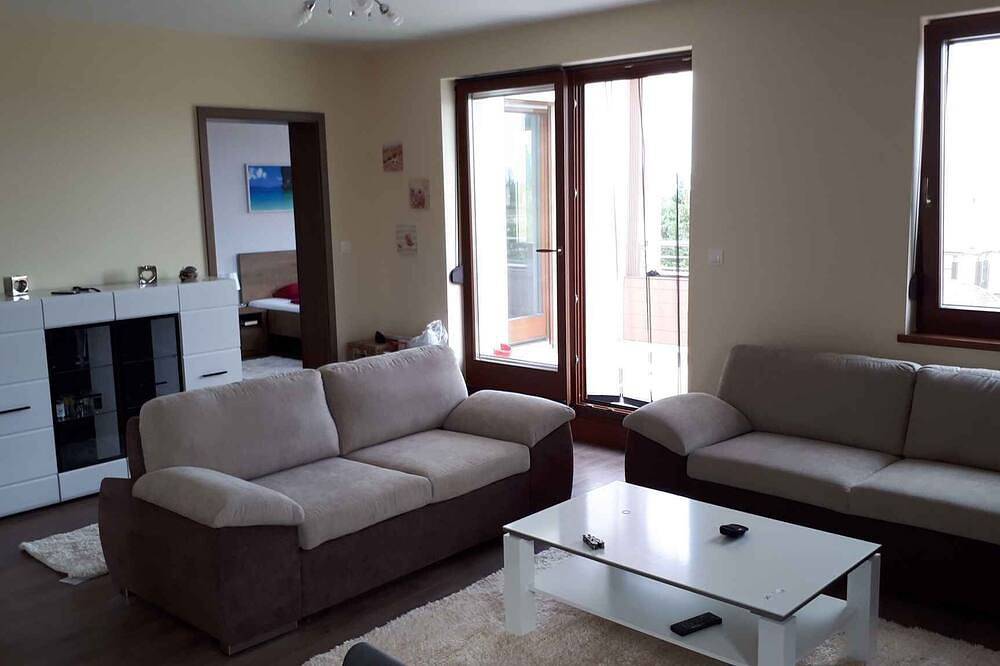 Ganze Wohnung, Ferienwohnung mit Blick auf den See und den Pool in Balatonalmadi, Plattensee nordufer