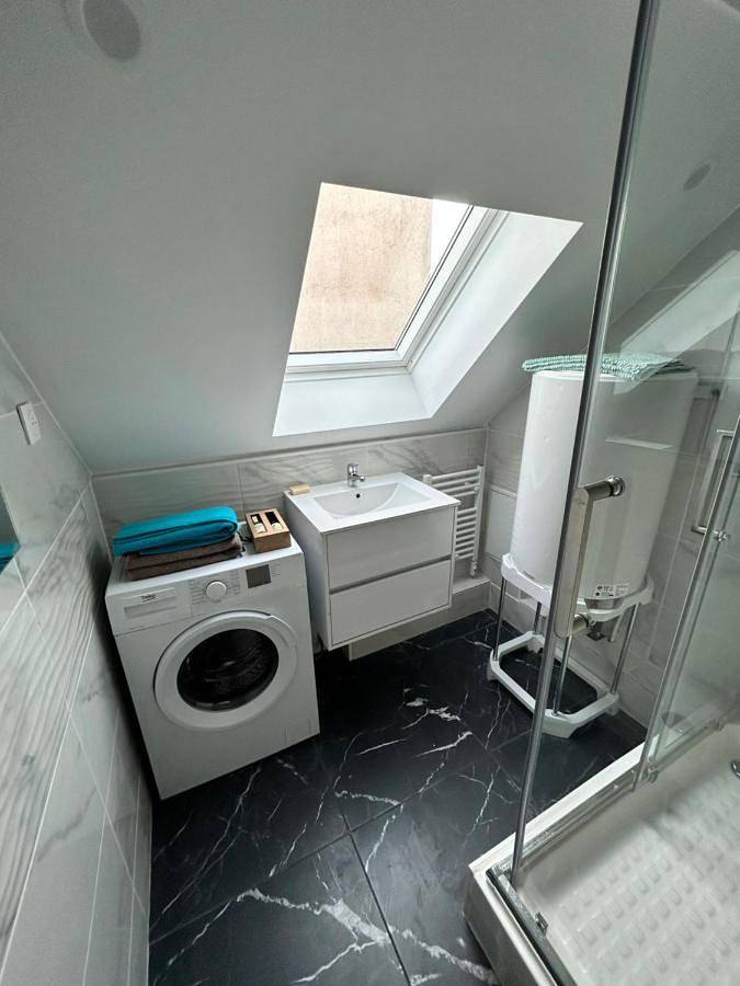 Appartement entier, F3 au grenier d'une maison in Massy, Essonne