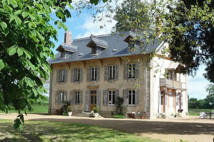 Location de vacances pour 15 personnes, avec terrasse et jardin à Saint-Saulge