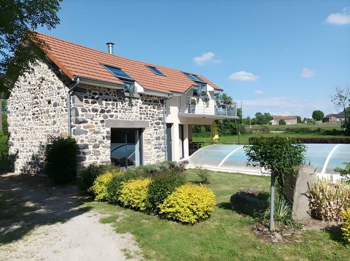 Gîte 'Des Taravelles' avec piscine privée, terrasse privée et Wi-Fi in Manzat, Parc naturel régional des Volcans d'Auvergne
