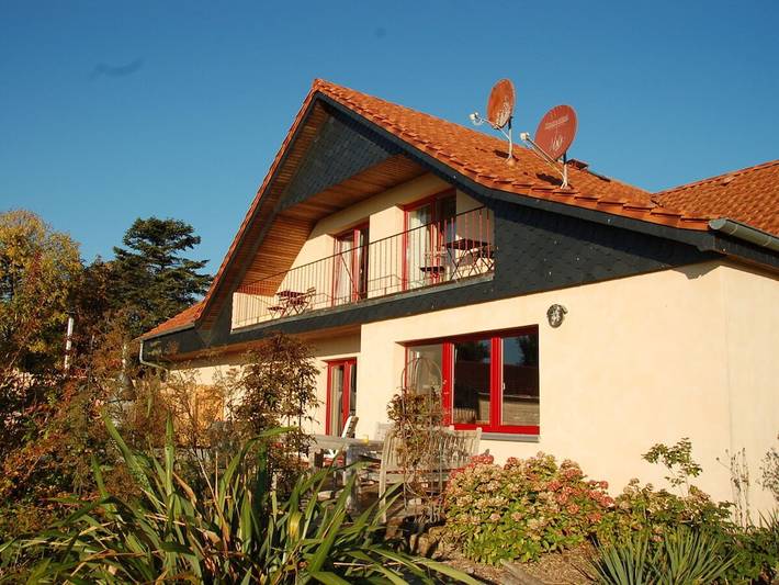 Luxus-Ferienhaus für 12 Personen, mit Balkon und Whirlpool sowie Terrasse und Garten