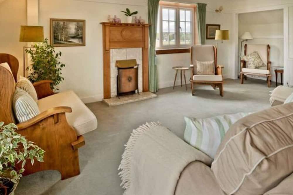 Bentinckhouse - sleeps 10 guests  in 3 bedrooms in Troon, Firth Of Clyde