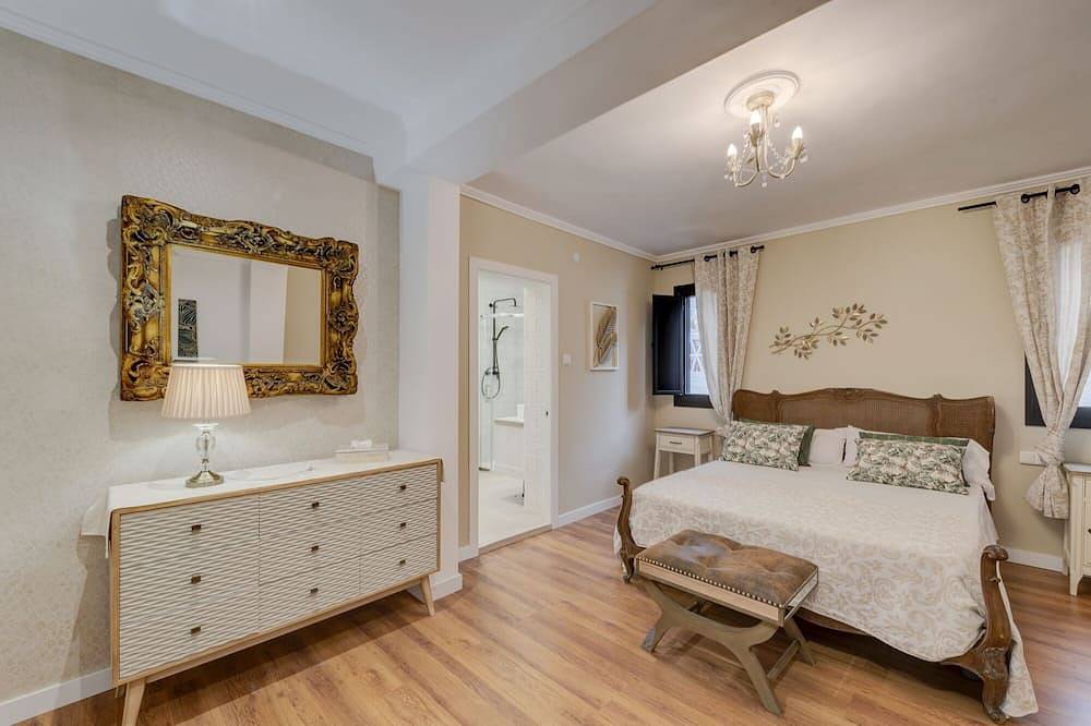 Edard's Great House - Paradise 300m from the sea. Spacious game room. in Castelldefels, Baix Llobregat