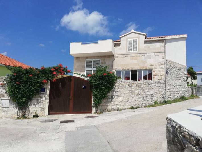 Villa pour 8 personnes, avec vue ainsi que jardin et piscine à Sumartin