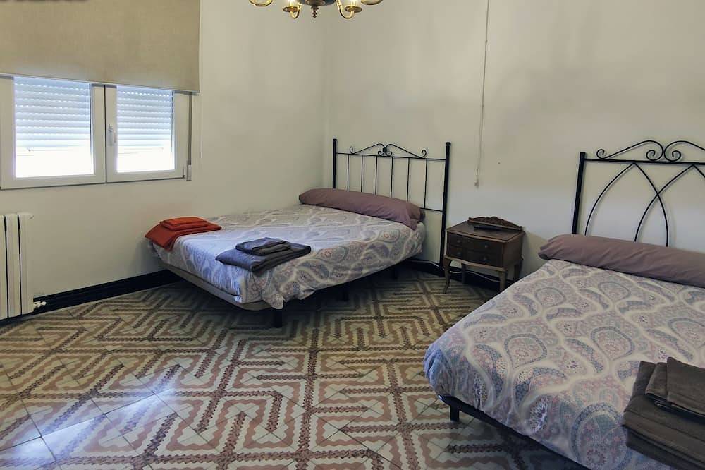 Casa rural L´Amparo -3 espigas- Categoría superior-15 personas in Calamocha, Provincia de Teruel