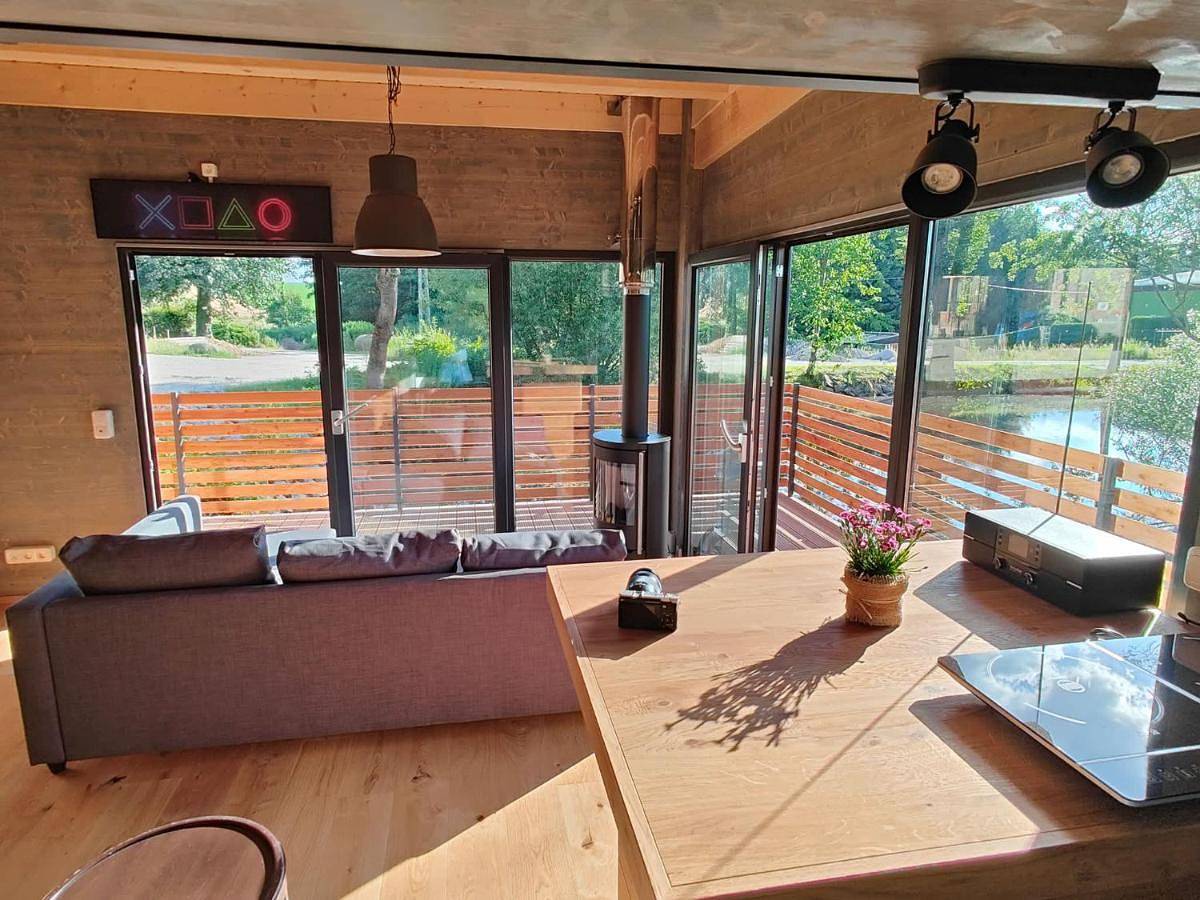 Spektakuläres Tiny House im Teich mit Terrasse und Kamin in Großharthau, Oberlausitz-Niederschlesien