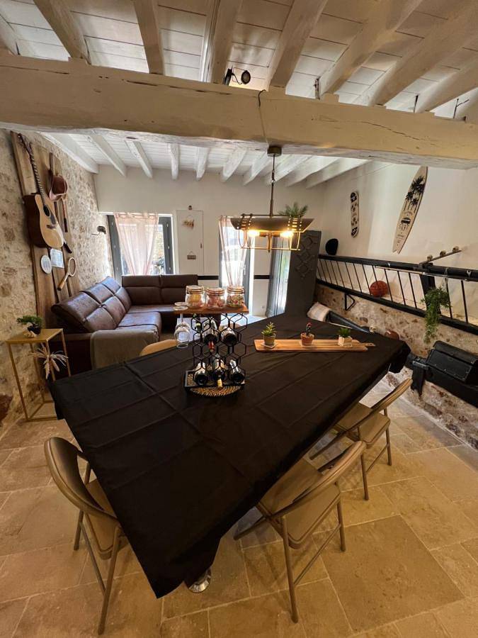 Charmante Maison Attenante avec jardinet privé in Tousson, Parc naturel régional du Gâtinais français