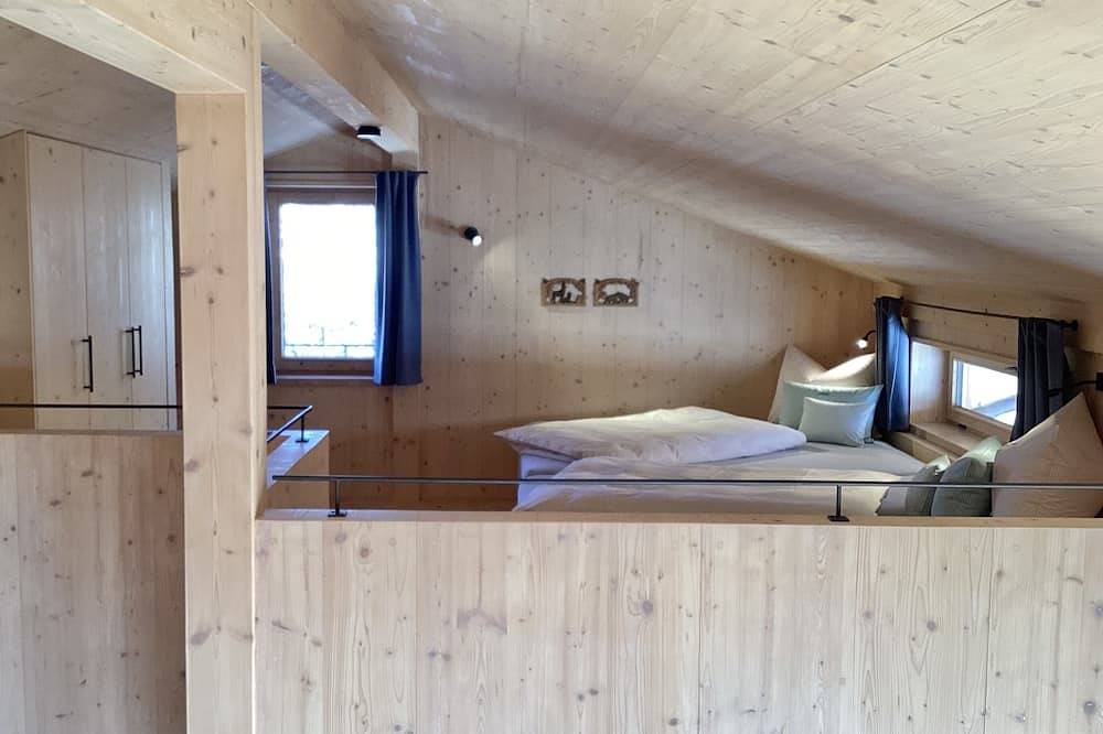 Chalet Hollerhäusl, ganzes Haus, 50 qm für 2-4 Personen, Wohnbereich mit Kochecke und Galerie in Unterwössen, Bayerische Alpen