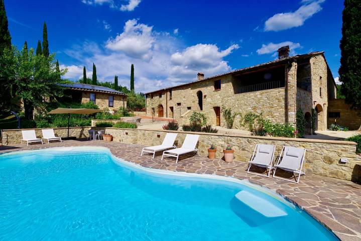 Villa per 10 persone, con giardino e piscina nonché balcone a Castellina in Chianti