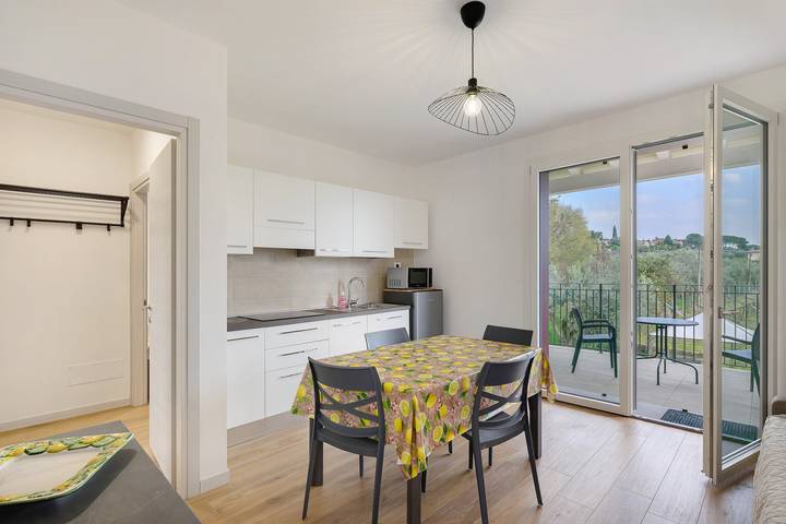 Ferienwohnung für 3 Personen, mit Balkon und Garten sowie Seeblick in Bardolino