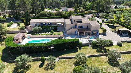 Chambre d’hôte pour 3 personnes, avec jardin ainsi que vue et piscine à Draguignan