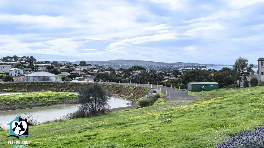 Holiday home for 6 people, with garden and terrace, with pets in Encounter Bay