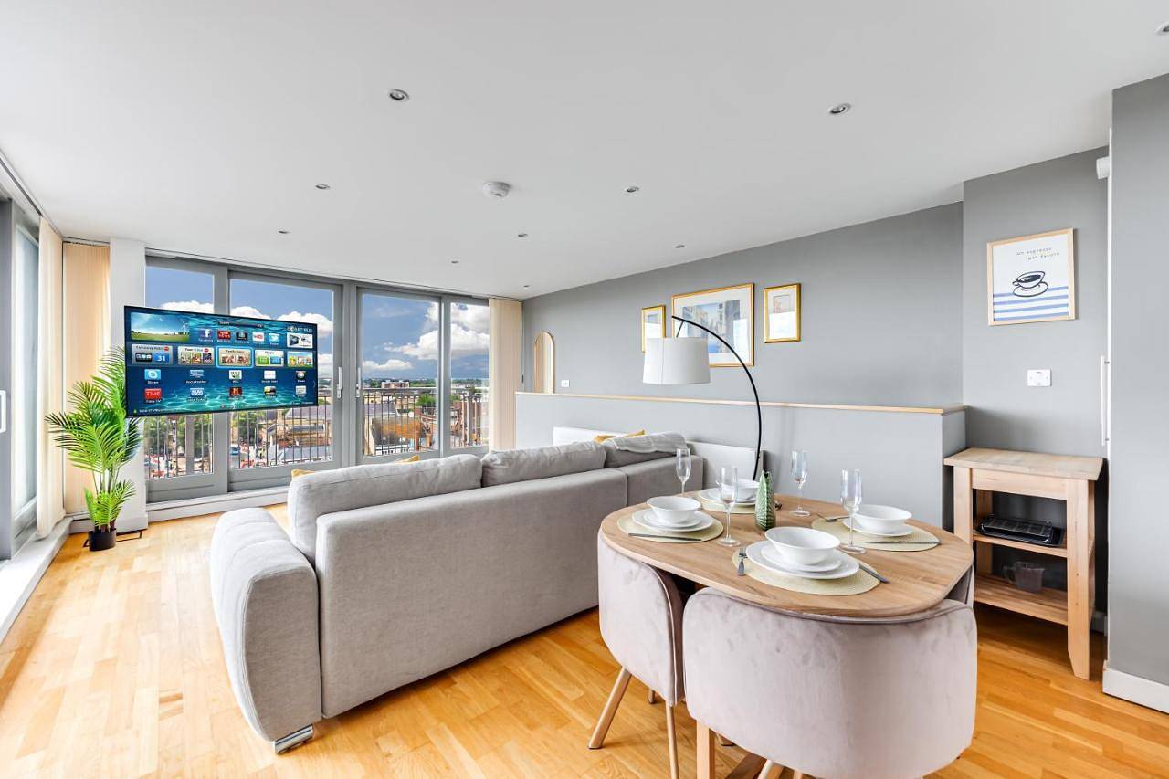 Entire apartment, Two-Bedroom Deluxe Apartment with Balcony in Bedford