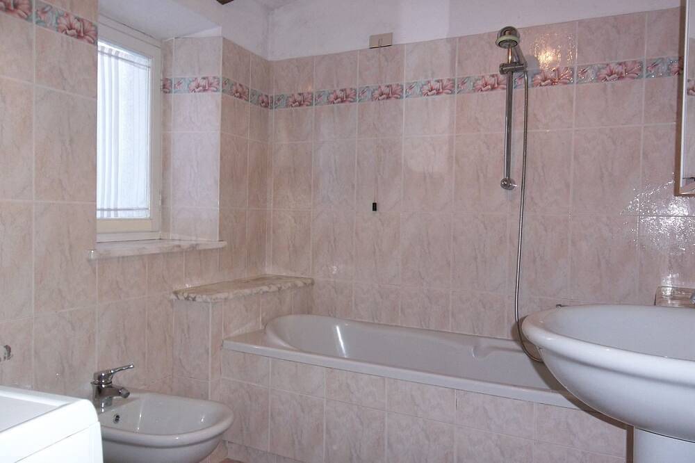 Appartamento intero, Casa immersa nel verde in Calci, Pisa e dintorni