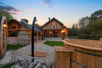 Cottage pour 7 personnes, avec vue ainsi que jardin et sauna, animaux acceptés dans Brod na Kupi