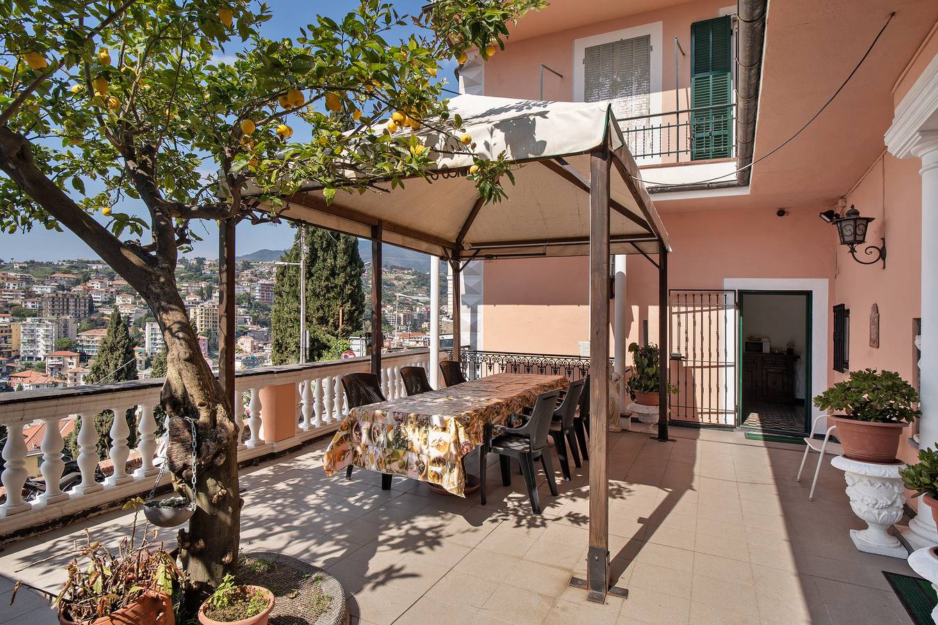 Apartamento entero, Apartamento 'Nonna Vivaldi Relax' con vistas al mar, terraza privada y Wi-Fi in San Remo, Sanremo Municipio