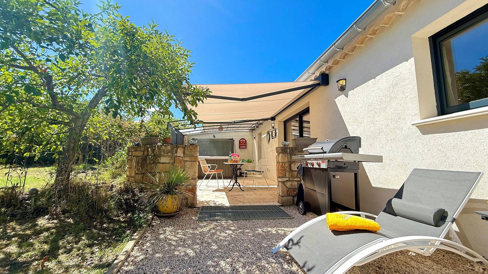 Le Titibu: Charming Air-Conditioned Cottage with Spa, Garden, Netflix Tv, Bbq, for 2 Guests in Saint-Paulet-de-Caisson, Nimes region