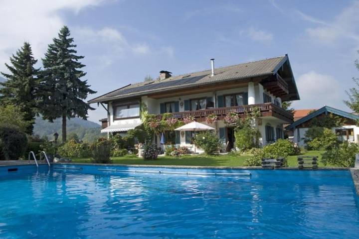 Ferienwohnung für 2 Personen, mit Balkon und Terrasse sowie Garten und Pool in Grassau