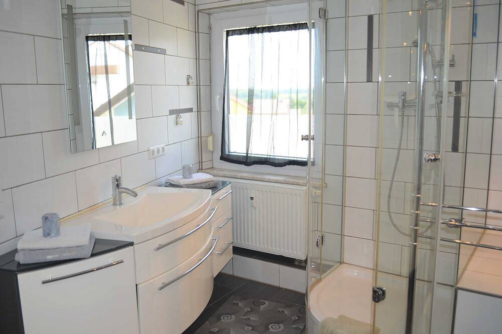 Ganze Wohnung, 3-Raum-Ferienwohnung Bechinger, Dusche/Wc, 54 qm, Dg - Haus Bechinger in Markdorf, Region Bodensee-Oberschwaben