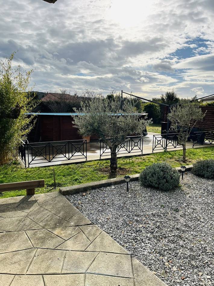 Gîte pour 2 personnes, avec piscine ainsi que jardin et terrasse