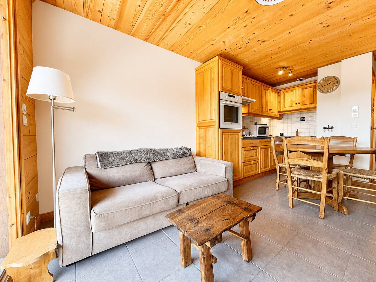Apartamento entero, Apartamento encantador con vista al Mont Charvin y aparcamiento in Notre-Dame-de-Bellecombe, Albertville region
