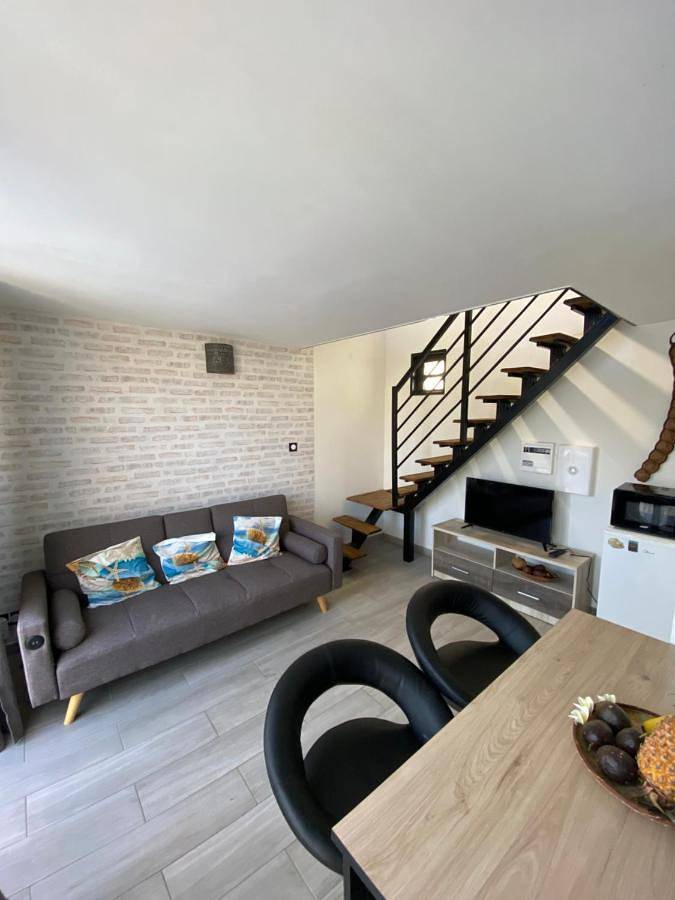 Location de vacances pour 3 personnes, avec piscine ainsi que vue et jardin à Entre-Deux - 2