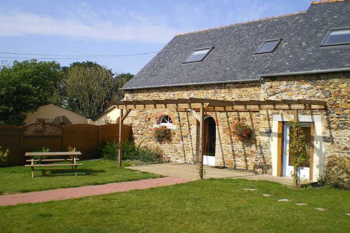 Gîte pour 8 personnes, avec Terrasse ainsi que Jardin et Piscine à Hénanbihen
