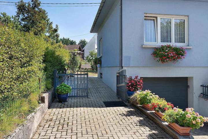 Cottage 'Gîte Rural a la Orilla del Bosque' con Terraza Privada, Jardín y Wi-Fi in Kutzenhausen, Región de Wissembourg