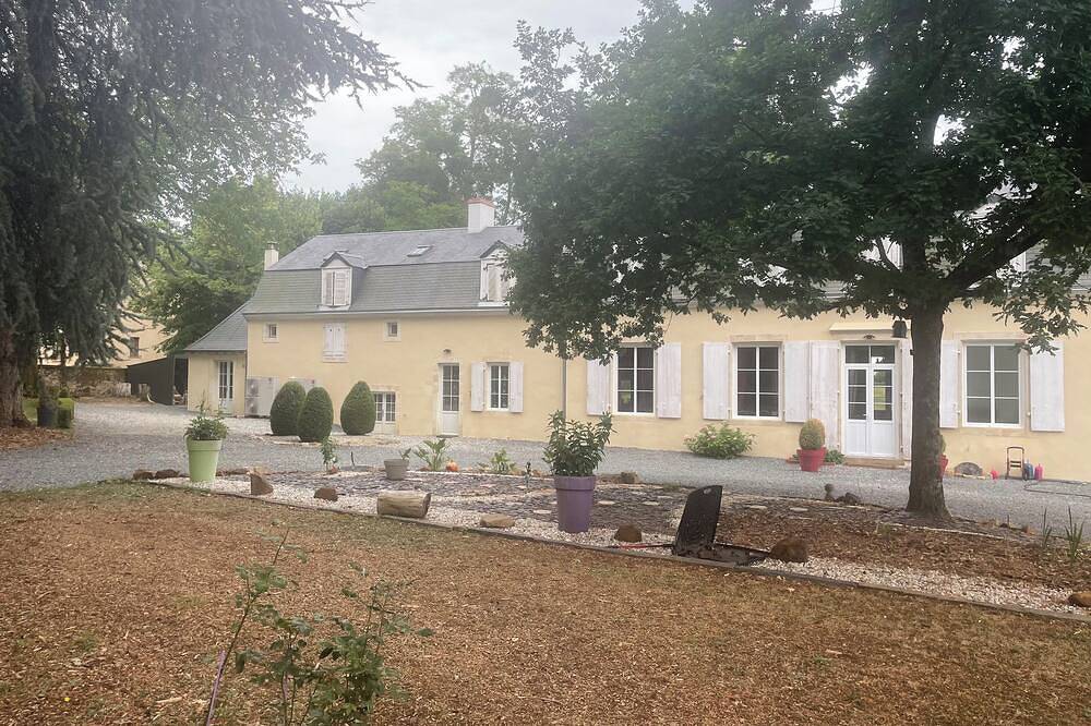 Colas guest rooms with swimming pool for rent Le Mans/Circuit 24 H in Étival-lès-le-Mans, Sarthe