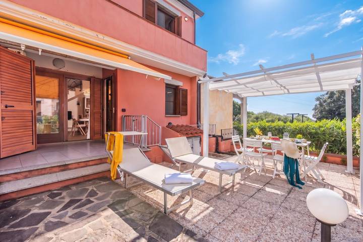 Gîte pour 6 personnes, avec Balcon ainsi que Vue sur l’océan et Terrasse à Tanaunella