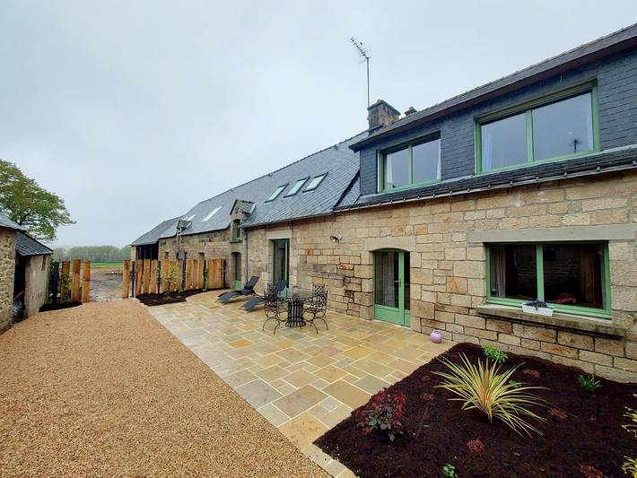 Gîte pour 8 personnes, avec terrasse et piscine ainsi que sauna et jardin à Neulliac