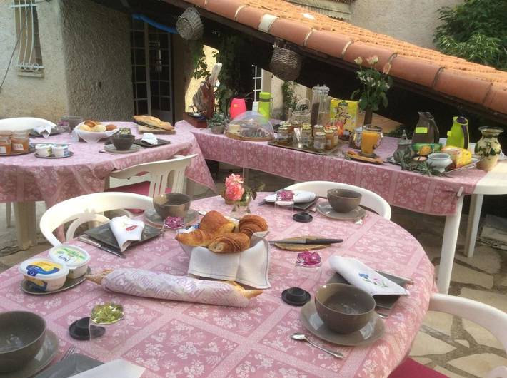 Gîte pour 3 personnes, avec piscine ainsi que terrasse et jardin à Puyloubier - 4