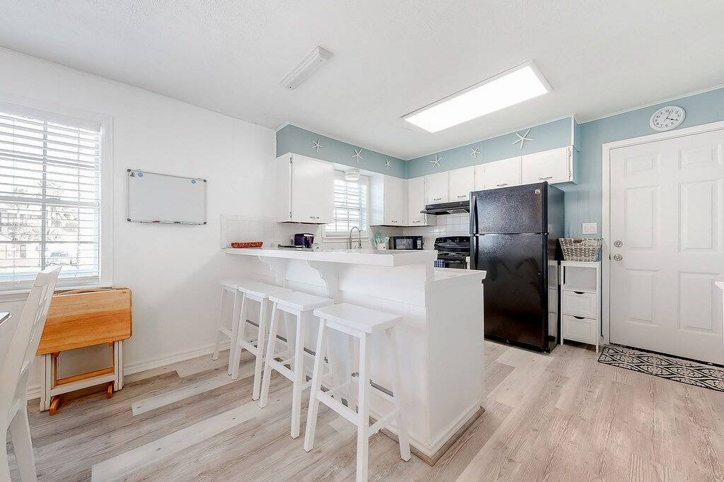 Cozy beach getaway with free Wifi, shared pool, and full kitchen - walk to surf in South Padre Island, Laguna Madre