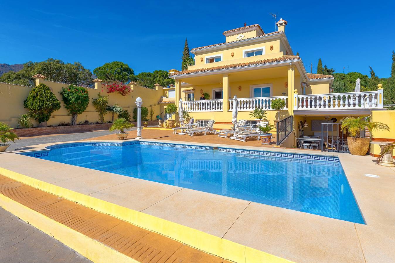 Ganzes Studio, Penthouse Einzimmerapartment 'Roca Penthouse' mit Meerblick, Wlan und Klimaanlage in Estepona, Costa del Sol