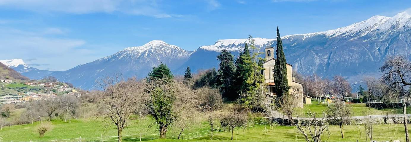 Location de vacances pour 4 personnes, avec terrasse ainsi que piscine et jardin, animaux acceptés à Tignale