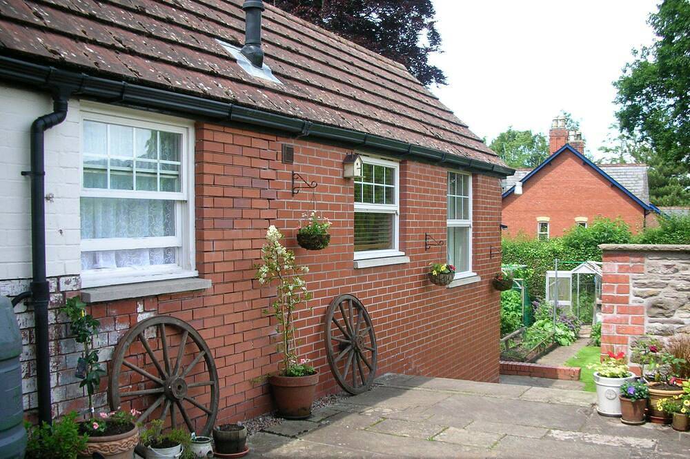 Entire apartment, Comfortable, pet friendly accommodation a short walk from Hay-on-Wye. in Hay-on-Wye, Brecon Beacons