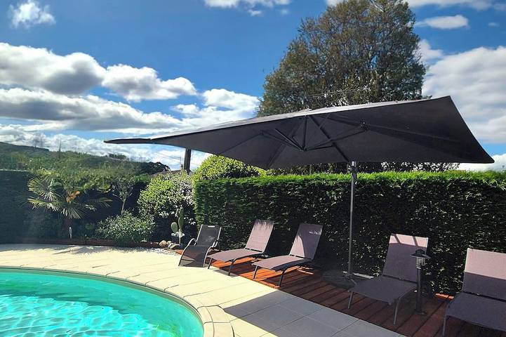 Gîte pour 6 personnes, avec piscine ainsi que terrasse et jardin, animaux acceptés à Creyssensac-et-Pissot