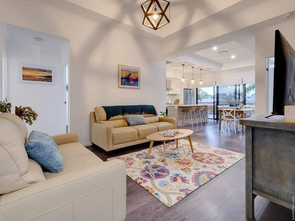 Ideal base 4 Whale Watching.Private deck/Bbq/Ac. in Urangan, Hervey Bay