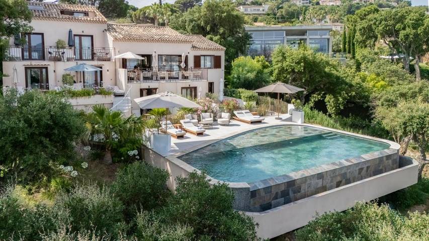 Hôtel pour 2 personnes, avec jardin et vue ainsi que vue sur le lac et piscine