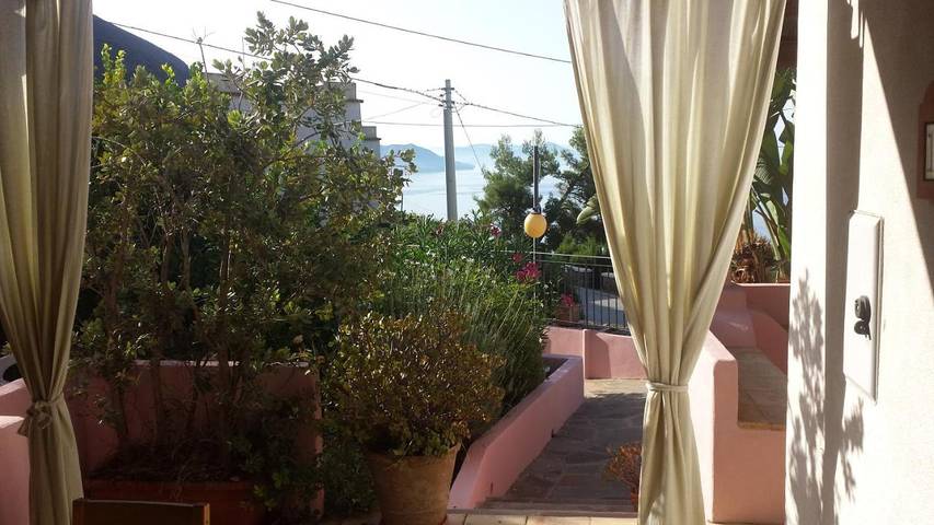 Villa per 2 persone, con giardino e panorama alle Isole Eolie