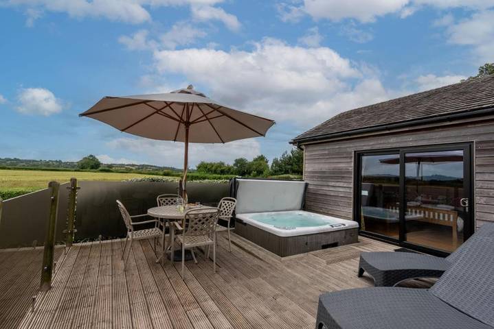 Cottage for 5 people, with Balcony and Hot tub as well as Terrace and Pool in Somerset