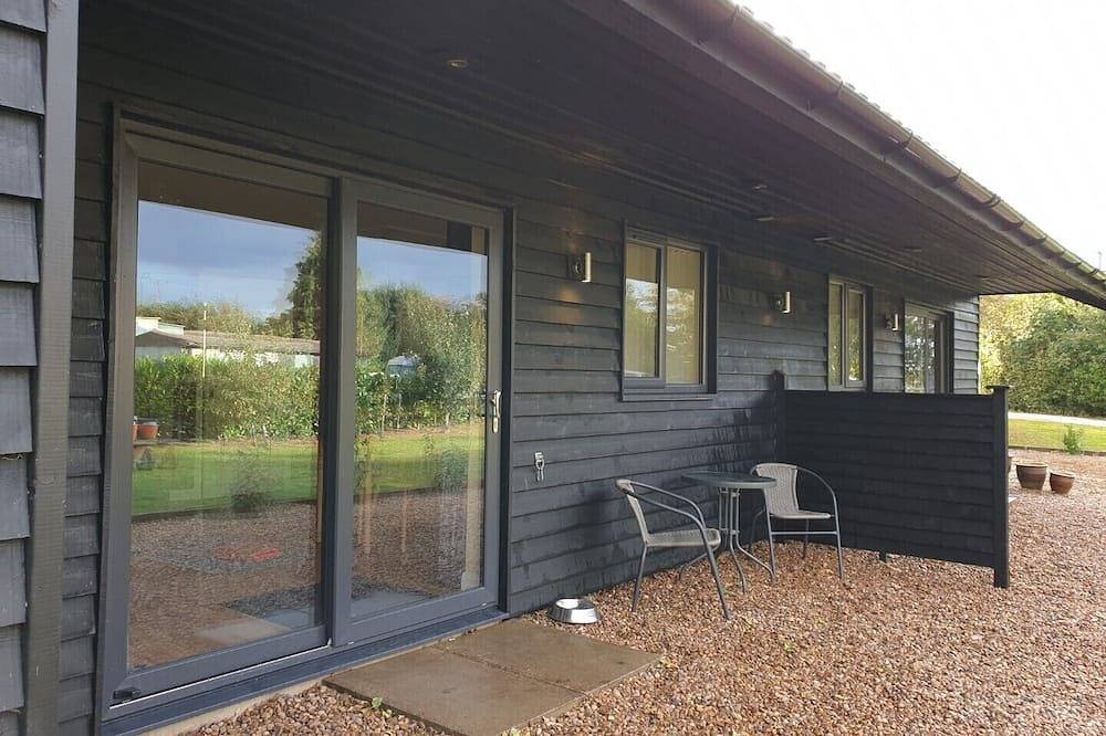 Swallows Nest, Cottage, Fishing Lakes Nr Cleethorpes, Adults Only Pet Friendly in Tetney, Lincolnshire