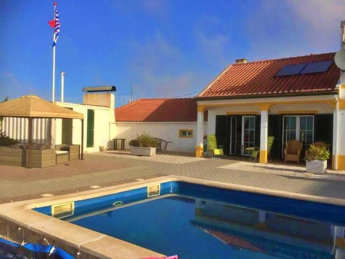 Gîte pour 4 personnes, avec Balcon et Terrasse ainsi que Jardin et Piscine dans Avis