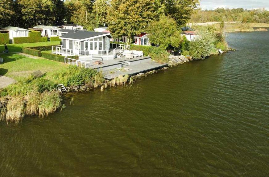 Chalet "Aan ut water" Elburg in Veluwe