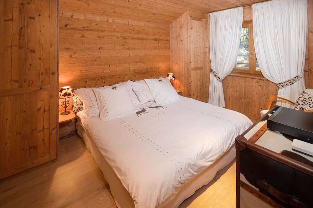 Generous deluxe chalet walking distance to shops, restaurants & Cry D'Er lift. in Crans-Montana, Región de Sion - Sierre